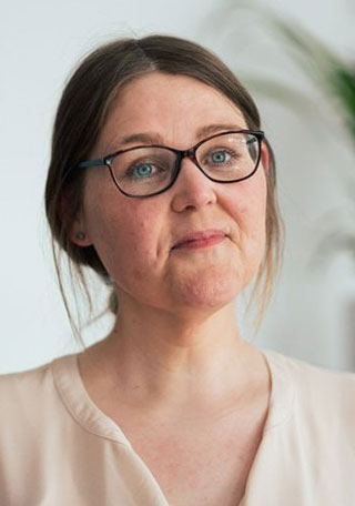 Bild von Sonja Fröse: Frau mit Brille, mittelblonde Haare